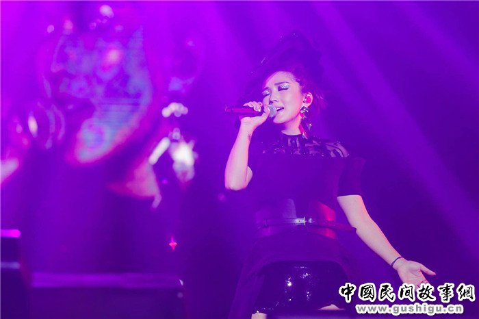何洁出道12年上海首开个唱 感恩歌迷支持